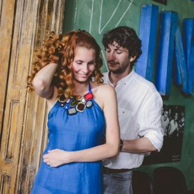 Přitahuje ho nebývalou silou a jeho staromládenecký život je naráz vzhůru nohama.