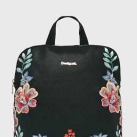 Batoh s barevným květinovým vzorem bude tou pravou výbavou na jaro. Jeho pohodlnost zajišťují nastavitelné popruhy a ucho do ruky.