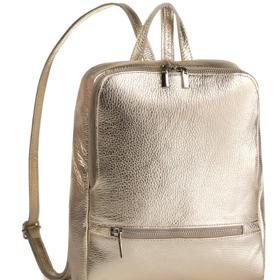 Batoh není pouze pánskou záležitostí. I s touto zlatou barvou uděláte velkou parádu. Nebojte se trochu experimentovat.