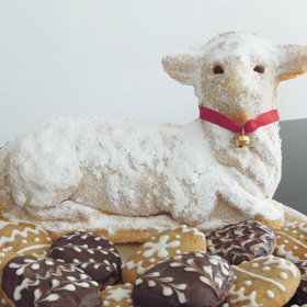 Babiččin beránek

Suroviny:

3 vejce
150 g pískového cukru
100 g medu z rodinné farmy Pleva
1 máslo (Stelu, Heru)
1 tvaroh ve vaničce
300 g polohrubé mouky
1 prášek do pečiva
citronová kůra
100 g rozinek + 100 g sušených švestek

Postup:

Žloutky s medem, cukrem a tukem ušlehejte do pěny. Přidejte tvaroh a mouku s práškem do pečiva, nakonec posekané sušené ovoce a tuhý sníh z bílků. Pečte v dobře vymazané a vysypané formě na 180 °C asi 45 až 60 minut. Vždy respektujte zkušenosti s vlastní troubou. Po vychladnutí můžete polít čokoládou.