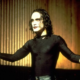 Postava Erica Dravena, kterého Brandon ve filmu Vrána hrál, byla zabita výstřelem ze zbraně. Herec podle scénáře padl na zem. Scéna po osudném výstřelu se točila dál. Teprve až když režisér zakřičel stop, zjistilo se, že se herec nehýbá.