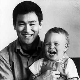 Brandon byl synem legendárního herce a mistra bojových umění Bruce Leeho. Ten se nedožil premiéry svého nejznámějšího film (Cesta draka). Během natáčení ho rozbolela hlava, proto si vzal prášky na bolest. Alergická reakce na medikamenty však způsobila masivní otok mozku a následnou smrt. Bruce Lee zemřel 20. července 1973.