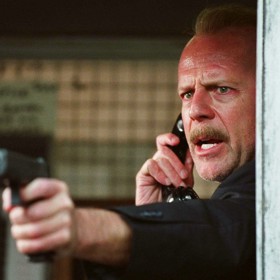 16 bloků je americký akční film z roku 2006 s Brucem Willisem v hlavní roli. Policista Jack v podání hvězdy akčních snímků musí po jedné prohýřené noci odvést k soudu zlodějíčka jménem Eddie, oběma jde ale o život. Snímek vydělal téměř 37 milionů dolarů.