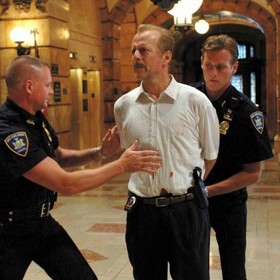 Aby Bruce svou postavu, která kulhala, ztvárnil věrohodně, nosil v botách oblázky.