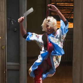 Chybička se občas vloudí: na začátku filmu má Everly průstřel na levém boku. Když se po chvíli začne ošetřovat, je rána na pravé straně.