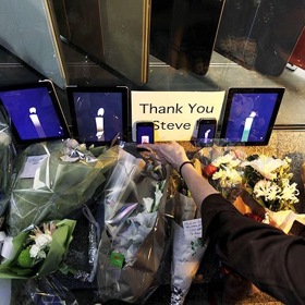 V roce 1978 Apple rekrutoval Michaela Scotta z National Semiconductor na post generálního ředitele, což mělo za následek několik divokých let. V roce 1983 se Jobs snažil získat Johna Sculleyho z firmy Pepsi-Cola, aby u Applu pracoval jako CEO.