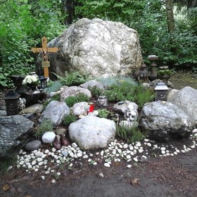 Ve skutečnosti roli Vinetoua získal jen náhodou. Původně ji mělo získat pár dalších herců, nakonec jej však filmový producent Horst Wendlandt zahlédl na filmovém festivalu v Berlině, kdy byl ještě poněkud neznámý.