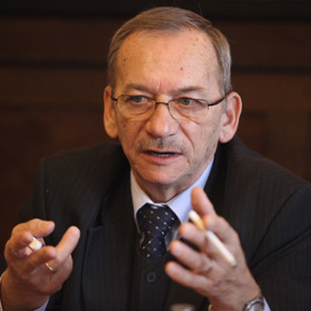 V období pražského jara byl členem KSČ. Po sametové revoluci se stal členem Občanského hnutí, z něhož v roce 1992 přestoupil do Občanské demokratické strany.