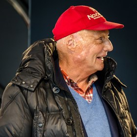 Andreas Nikolaus „Niki“ Lauda byl rakouský pilot Formule 1, trojnásobný mistr světa z let 1975, 1977 a 1984, spolu-komentátor závodů na německé televizi RTL a pilot a majitel letecké společnosti Lauda Air a Niki. 