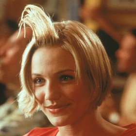 Ikonická scéna se "speciálním tužidlem" na vlasy. Cameron Diaz chodila v té době s Mattem Dillonem.