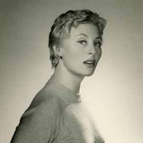 Tehdy si změnila jméno na "Michèle Morgan" a řekla že nemá fyzické vlastnosti Simone a Morgan zní více přátelsky.