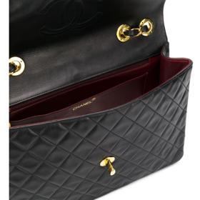 Bordó podšívka připomínala Chanel uniformy dětí v sirotčinci v klášteře Aubazine.