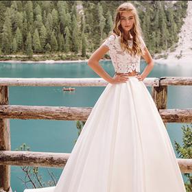 Crop top šaty jsou vhodné pro ženy s plochým bříškem, kde vynikne vaše dokonalá postava,