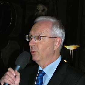 Spolu s Milošem Zemanem postoupil do druhého kola, v němž s ním prohrál po obdržení 48,63 % platných hlasů, tj. 2 701 206 hlasů.