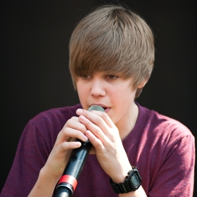 Umí hrát na kytaru, klavír, bicí a trubku. Jeho matka začala nahrávat videa svého syna na YouTube, aby rodině a svým blízkým umožnila zhlédnutí různých coververzí, např. od umělců jako je Stevie Wonder, Michael Jackson, Chris Brown a podobně.