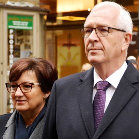 Jiří Drahoš je český politik, chemik, vysokoškolský učitel, který v období 2009 až 2017 zastával funkci předsedy Akademie věd České republiky. V roce 2018 kandidoval ve volbách na úřad prezidenta České republiky.