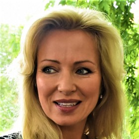 Od roku 1997 hostuje v Hudebním divadle v Karlíně, kde hraje v muzikálech. Od toho roku se také dala na pěveckou dráhu. Natočila již několik sólových CD.