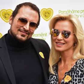 Kateřina Brožová je česká herečka, zpěvačka a moderátorka.