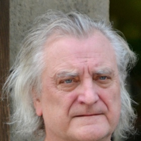 V roce 1968, po absolvování umělecké průmyslovky, jako devatenáctiletý emigroval se svou sestrou. V Německu působil do roku 1983. Zde vystudoval architekturu (v Hamburku) a zároveň s tím studoval i filosofii (ve Stuttgartu). 