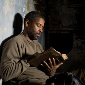 Jednou z knih, kterou despotickému vládci přivezou motorkáři, je i Šifra mistra Leonarda.