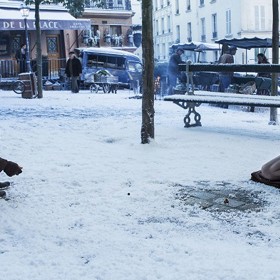 Z Paříže do Paříže je francouzsko-kanadský hraný film z roku 2017 podle stejnojmenného autobiografického románu Josepha Joffa. Film zachycuje osudy pařížské židovské rodiny během druhé světové války. Natáčení probíhalo i v České republice. Konkrétně v Karlových Varech a Žatci.