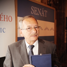 Senátorem za obvod č. 32 – Teplice byl poprvé zvolen v roce 2000. Mezi lety 1994 až 2018 stál v čele města Teplice, nejprve jako starosta, od roku 2001 jako primátor.