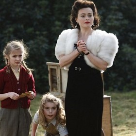 Spisovatelku Enid Blytonovou v něm hrála Helena Bohnam Carter.