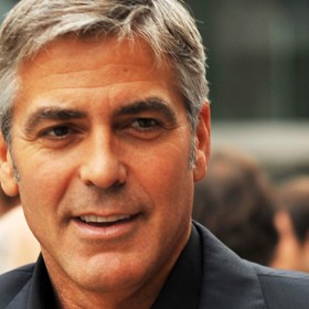 Uvažovalo se, že by film mohl režírovat George Clooney.