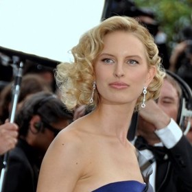 Dodnes patří k nejžádanějším modelkám, které předvádějí modely pro další věhlasné firmy kromě výše uvedených.