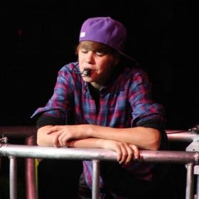 Bylo mu 12 let, když si poprvé zkusil účast na pěvecké soutěži ve Stratfordu, kde získal druhé místo.