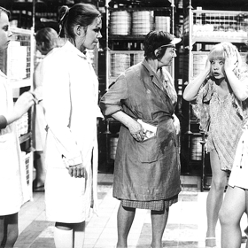 Přestože vytoužený nový skladník je ochoten převzít sklad okamžitě, Světla trvá na inventuře.