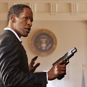 Návrhářka kostýmů pro Jamieho Foxxe musela pracovat opravdu tvrdě. Dostala totiž za úkol zakrýt jeho svaly, které nabral pro film Nespoutaný Django.