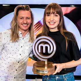 Aby se show dostala na obrazovky, musí epizody někdo sestříhat. Tato show se střihá paralelně ve 12 střižnách.