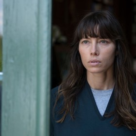 Herečce bylo v době natáčení první série Hříšné duše 35 let, postava Cory Tannettiové, jenž spáchala zdánlivě nevysvětlitelnou vraždu, však byla o osm let mladší.