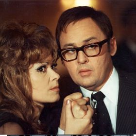 Film Čtyři vraždy stačí, drahoušku, je proslulý svými hláškami, které dodnes milovníci nejenom této krimikomedie rádi citují.