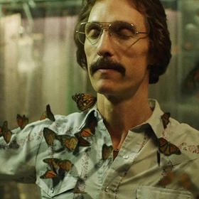 Americký jezdec rodea Ron Woodroof, který nesnáší homosexuály, zjistí, že má AIDS. V 80. letech je však tato choroba považována právě za nemoc této komunity. Ron tak naprosto odmítá přijmout, že by se ho tato diagnóza mohla týkat.