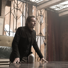 Gary Oldman ve snímku předvedl herecký koncert. Ve filmu měla hrát i Kristen Stewart, roli však odmítla, protože se zrovna chystala na natáčení ságy Stmívání.