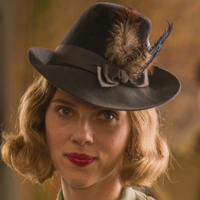 Zlom v Jojově životě nastane v okamžiku, kdy zjistí, že jeho maminka (Scarlett Johansson) ukrývá v podkroví židovskou dívku Elsu (Thomasin McKenzie).