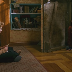 Jeho rodiče ale jednoho dne zmizí a Johannes si uvědomí, že je jediný, kdo o Elsině přítomnosti v domě ví, a je tudíž zodpovědný za její přežití