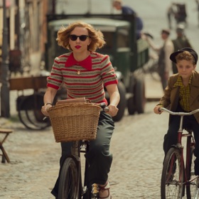 Být v nacistické třetí říši malým blonďatým klukem znamená poměrně dost přímočarou kariéru. Jedním z prvních kroků je členství v organizaci Hitlerjugend