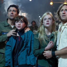 Mysteriozní sci-fi Super 8 pojednává o skupině puberťáků, kteří se jednoho dne rozhodnou natočit vlastní zombie horor. Nikdo z nich však netuší, jak to celé dopadne. Název filmu odkazuje na kameru Super 8, na kterou parta kamarádu natáčela svůj horor.