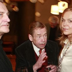 Bořek Šípek byl světoznámý český výtvarník, architekt, designér a vysokoškolský učitel, známý zejména jako tvůrce skleněných uměleckých objektů a nábytku nebo jako hlavní architekt správy Pražského hradu z období prezidenta Václava Havla.