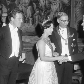 Margaret se zamilovala do známého fotografa Antonyho Armstronga-Jonese, potomka významného velšského šlechtického rodu. 6. května 1960 se za něj provdala. Královna Alžběta ho jmenovala lordem Snowdonem, hrabětem z Linley a od té doby princezna Margaret vystupovala oficiálně jako hraběnka ze Snowdonu.