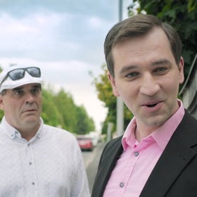 Zachrání ho náhoda – do cesty se mu připlete jeho dvojník, středoškolský profesor Richard Prospal, pedant a slušňák k pohledání, a těm dvěma se zázračně změní život.