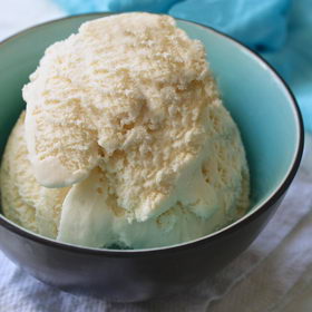 Medová zmrzlina

Suroviny:

300ml smetany ke šlehání
100 ml tekutého medu
1 vejce
4 žloutky

Podle chuti:
Rozpuštěnou kvalitní čokoládu (do základu, který se vaří)
Opražené ořechy (zamíchat do hotové zmrzliny před zmrazením)
likér (do základu, který se vaří)

Postup:

Do hrnce (nebo nerezové mísy) nad vodní páru dejte med, vejce a žloutky a vše ručním šlehačem šlehejte tak dlouho, dokud nevznikne hustý světlý krém (cca 10min). Vzniklý krém dejte větší mísy, ve kterém ho nakonec budete míchat dohromady se šlehačkou. Vyšlehejte šlehačku a opatrně vmíchejte do krému. Libovolnou formu vyložte potravinářskou folií a vlijte do ní hotovou směs. Ideální je forma na biskupský chlebíček nebo srnčí hřbet.