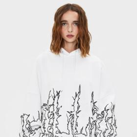 Oversize mikina. Styl, kterým zpěvačka již nepřekvapí. Navíc se tenhle šikovný kousek šatníku dá pořídit i v e-shopech. 