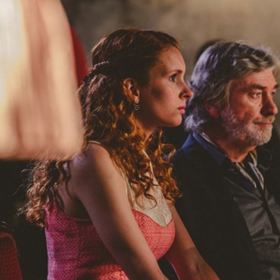 Sympatický malíř a kunsthistorik, doktor David Bárta, se blíží Kristovým létům. Jeho život by už měl mít „ustálenou" podobu a pevné obrysy.