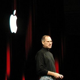 Jobs a Steve Wozniak se poprvé setkali v roce 1971, kdy je představil jejich společný přítel, Bill Fernandez. Wozniakovi bylo tehdy 21 let, zatímco Jobsovi bylo pouhých 16.