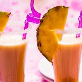 Nealkoholické ananasové Mojito

Suroviny:

1 celý ananas

třtinový cukr dle chuti

1 svazek čerstvé máty

1 l sprite

led

Postup:

Rozdrťte led na menší kousky.

Oloupejte ananas a nakrájejte ho na malé kostičky.

Do sklenic rozdělte třtinový cukr.

Přidejte celé lístky máty a rozdrťte je, aby se uvolnily chutě.

Zasypte ledovou tříští, kousky ananasu a zalijte spritem.

Promíchejte a ozdobte mátou.