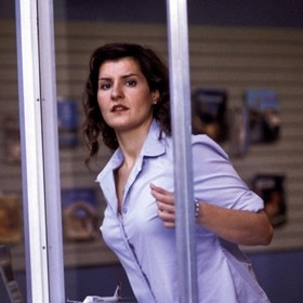 Hlavní role měla připadnout herečce Melině Kanakaredesové, kvůli jejímu těhotenství z toho však sešlo. 